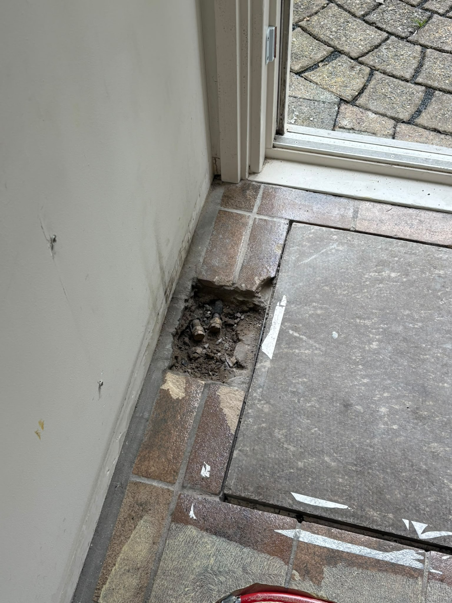 Detail van de bestaande ondergrond bij de buitendeur