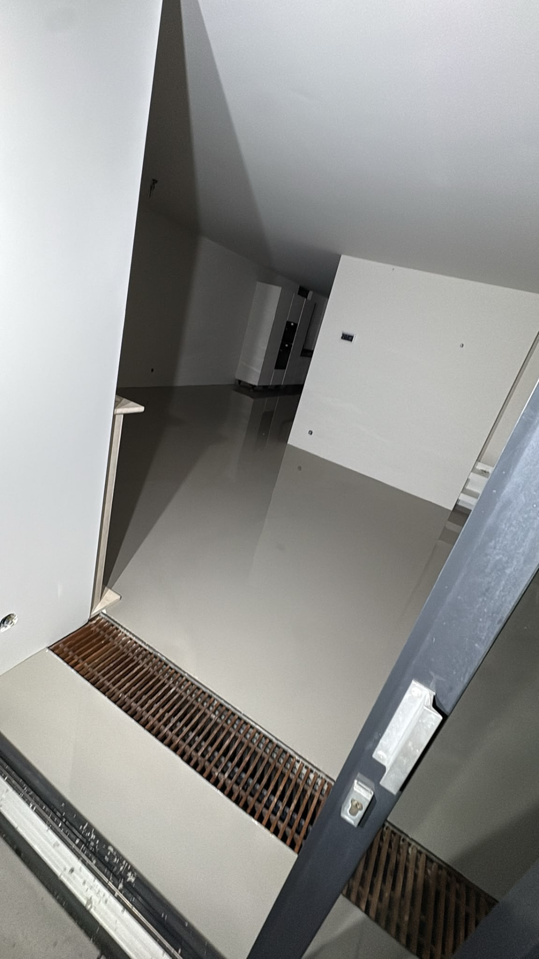 Aangebrachte egalisatielaag in de ruimte bij de deur en het vloerrooster
