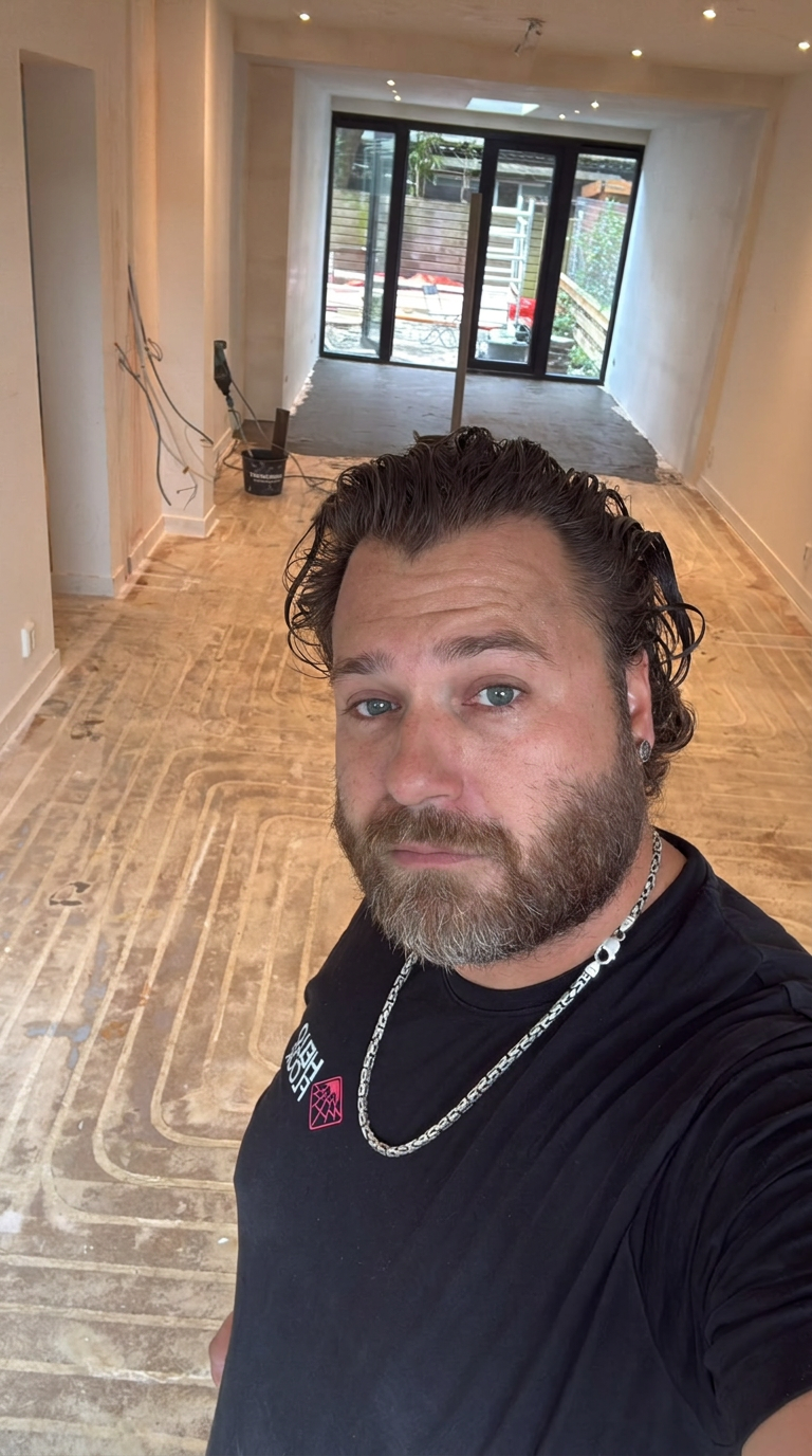 Jordy Bos op een klus bij een ondergrond met gefreesde sleuven